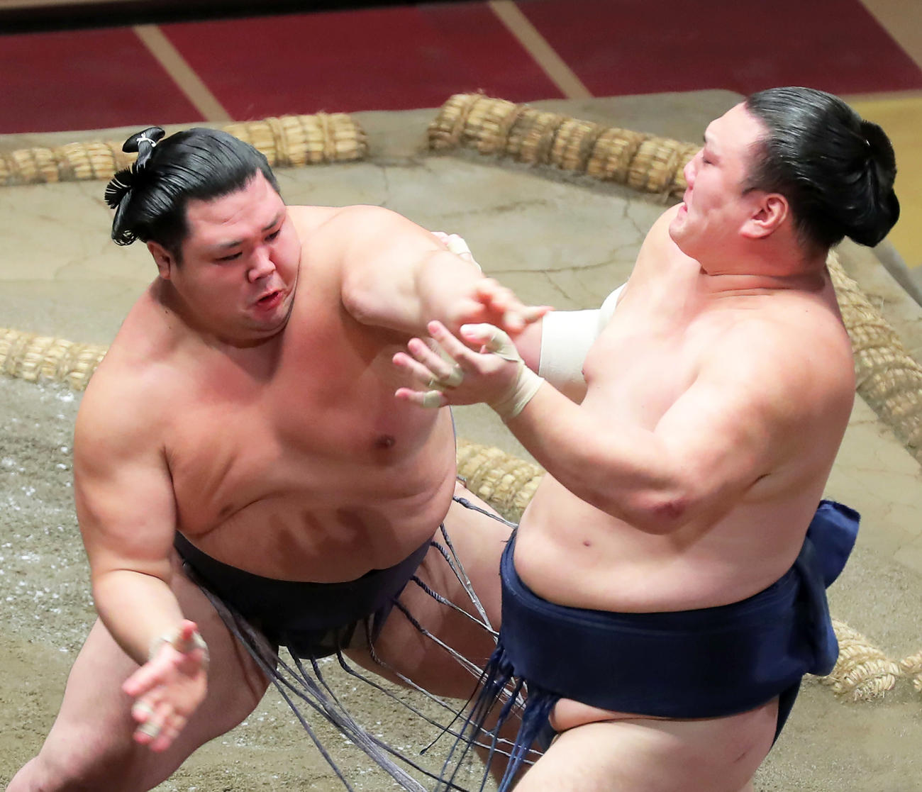 勢（右）を攻める阿武咲（撮影・河田真司）
