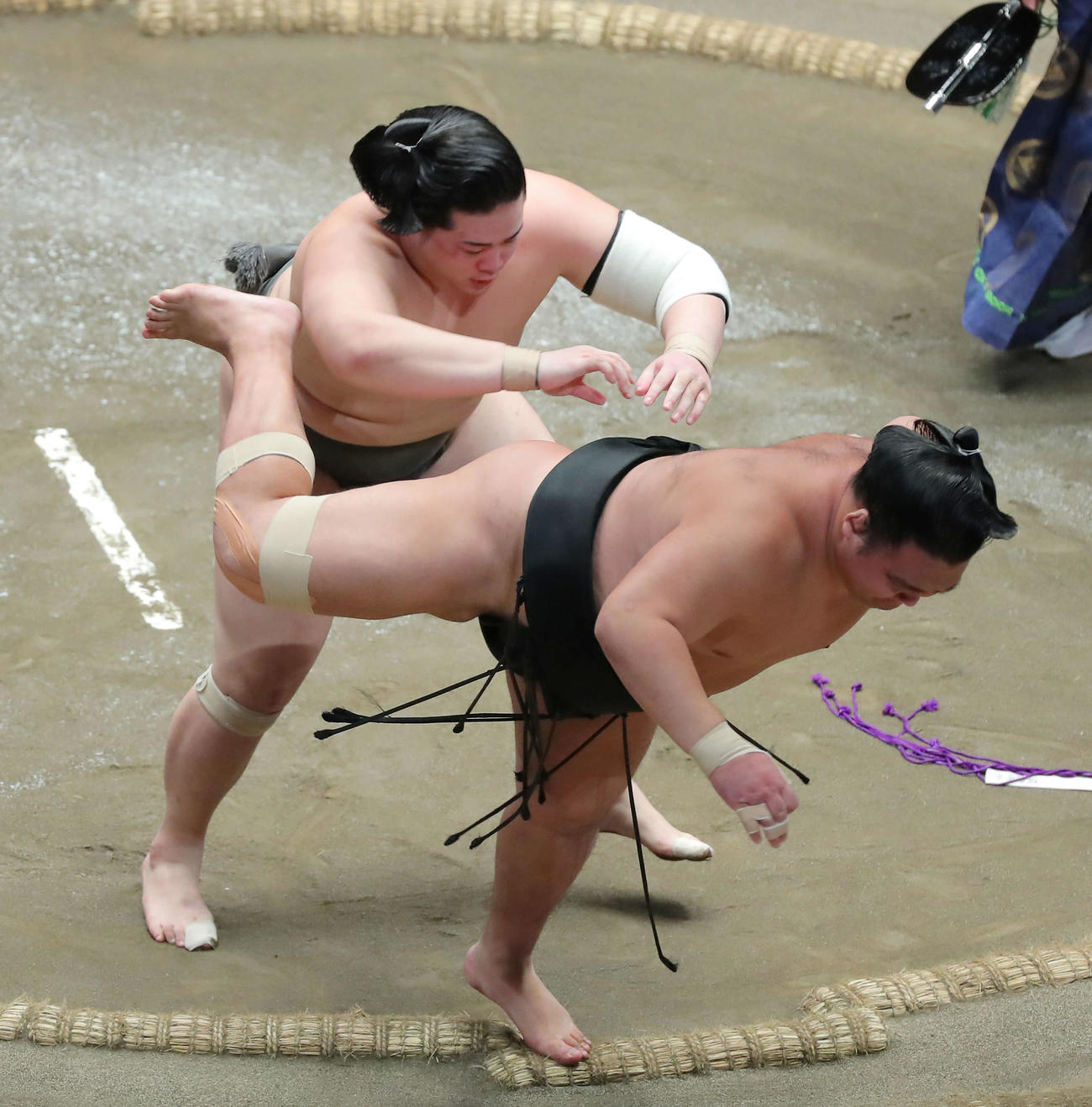 千代の海（右）を送り出しで破る錦富士（撮影・河田真司）
