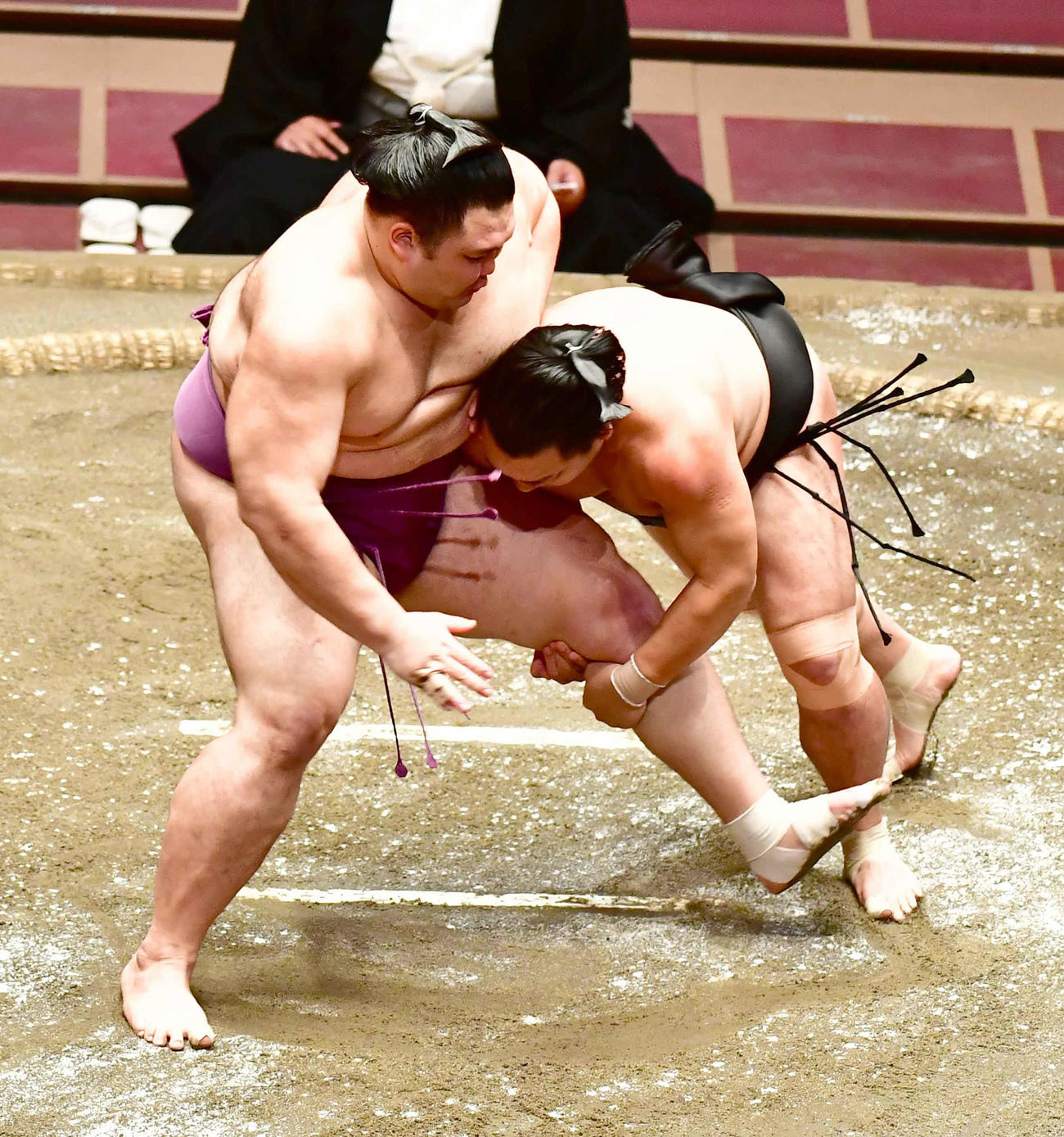 朝乃山（左）は立ち合いで照強の変化について行けず足取りで敗れる（撮影・小沢裕）
