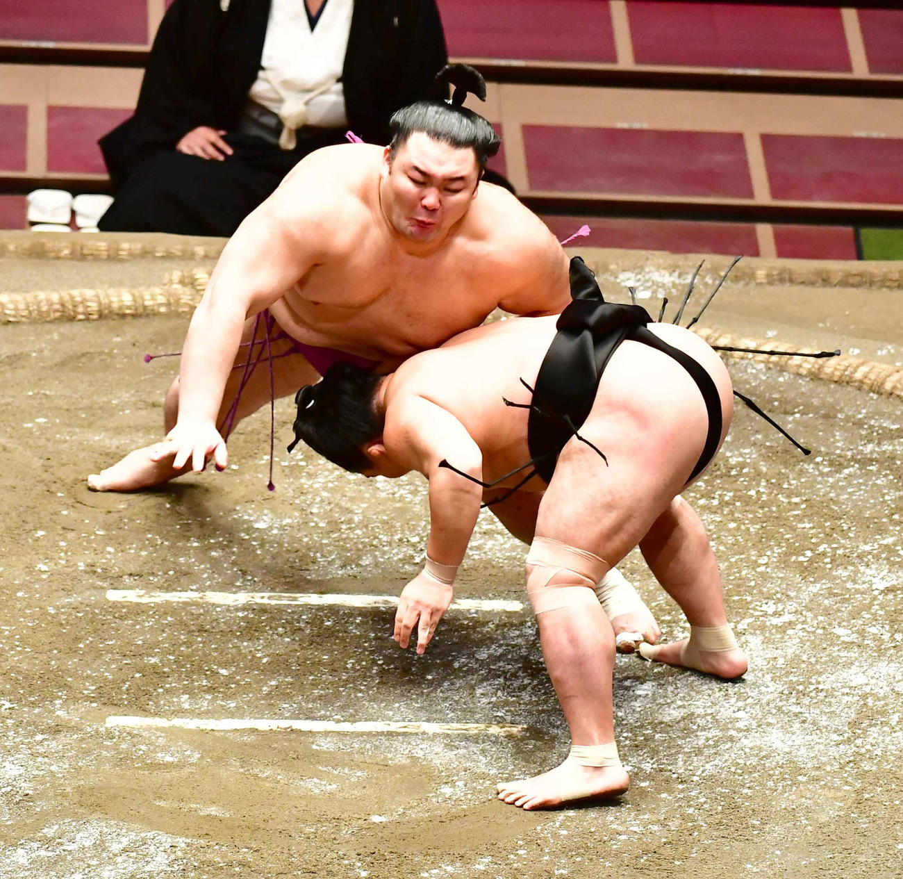 朝乃山（左）は立ち合いで照強の変化について行けず足取りで敗れる（撮影・小沢裕）