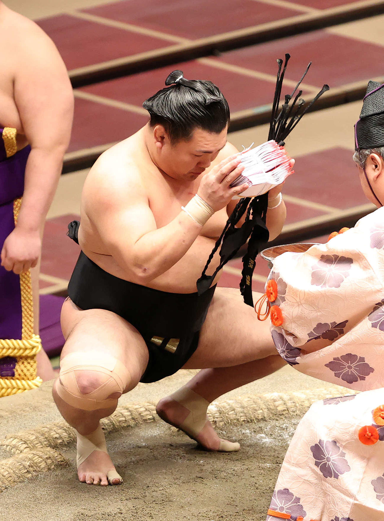 懸賞金の束を手にする照強（撮影・鈴木正人）