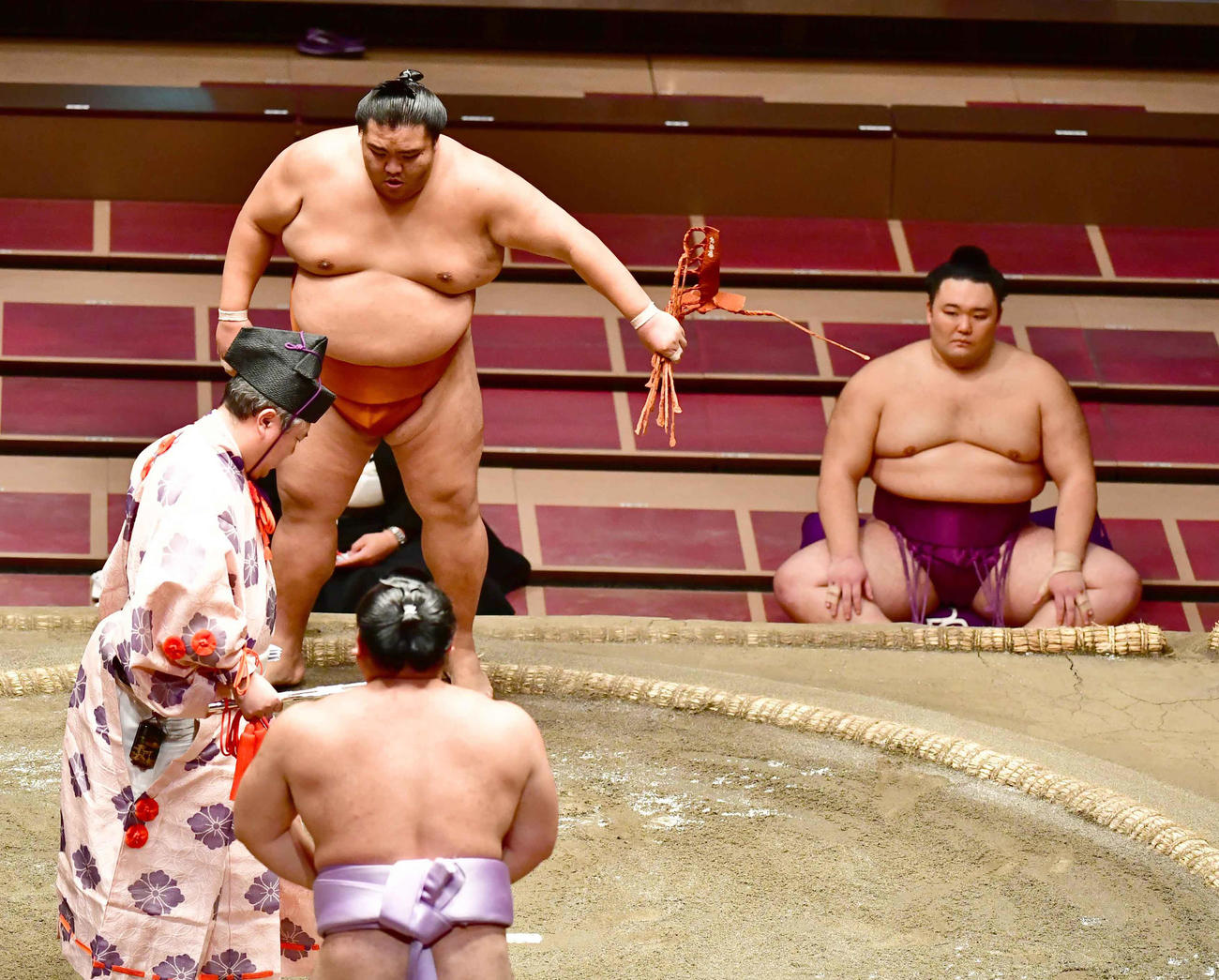 御嶽海はすくい投げで琴恵光（手前）を破る。右下は朝乃山（撮影・小沢裕）
