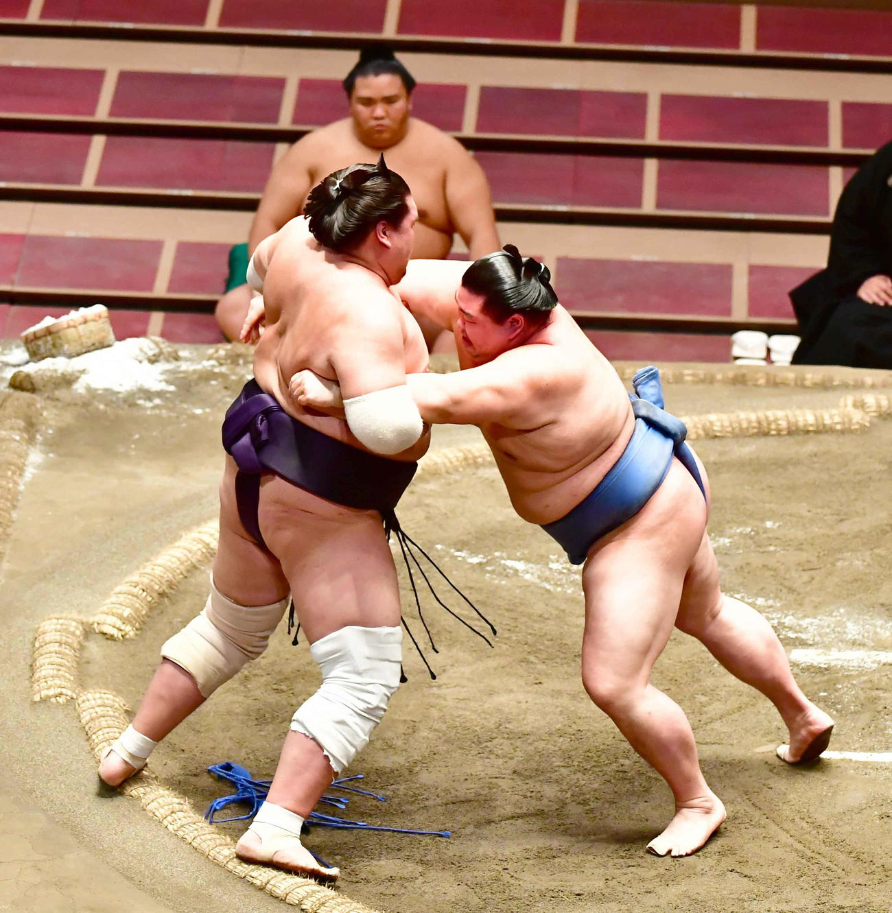 正代（右）は寄り切りで照ノ富士を破る（撮影・小沢裕）