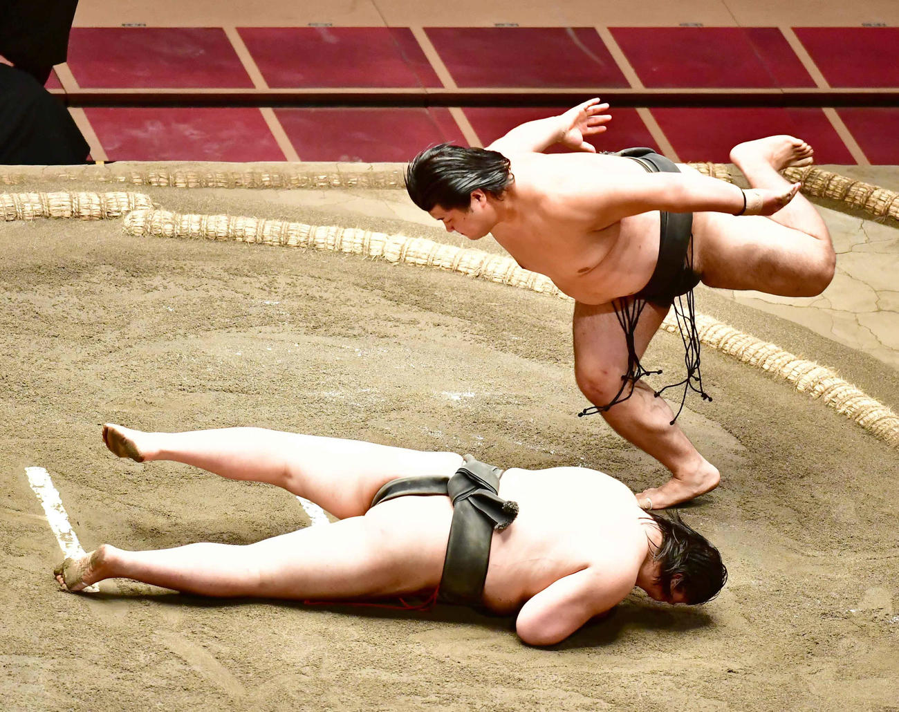 深井（右）ははたき込みで夢道鵬を破り三段目優勝を飾る（撮影・小沢裕）