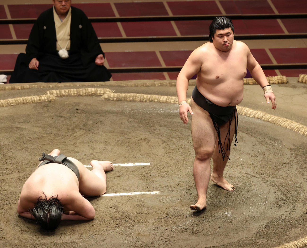 夢道鵬（左）を破り三段目優勝の深井（撮影・鈴木正人）