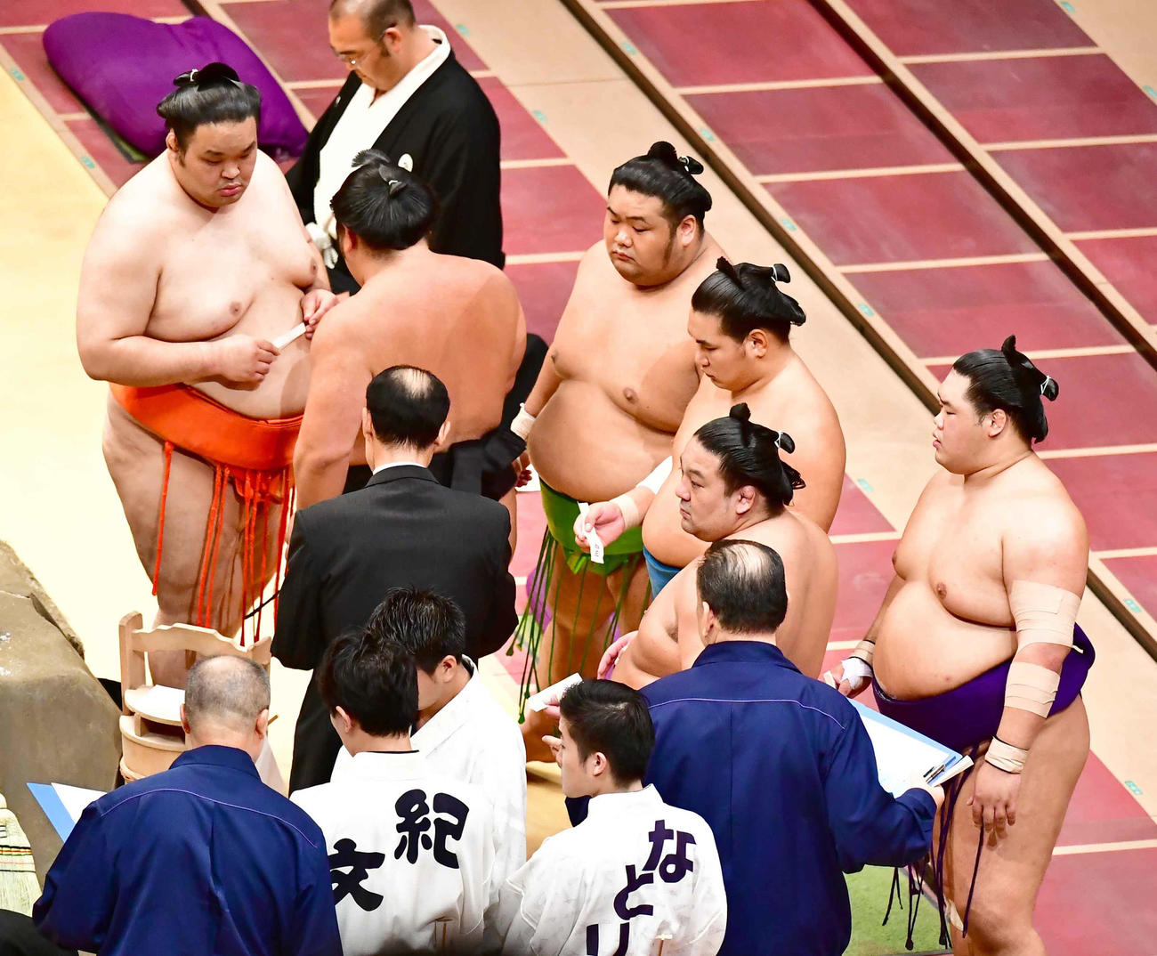 十両優勝決定戦のくじ引きに臨む、左から水戸龍、千代ノ皇、天空海、豊昇龍、旭大星、明生（撮影・小沢裕）