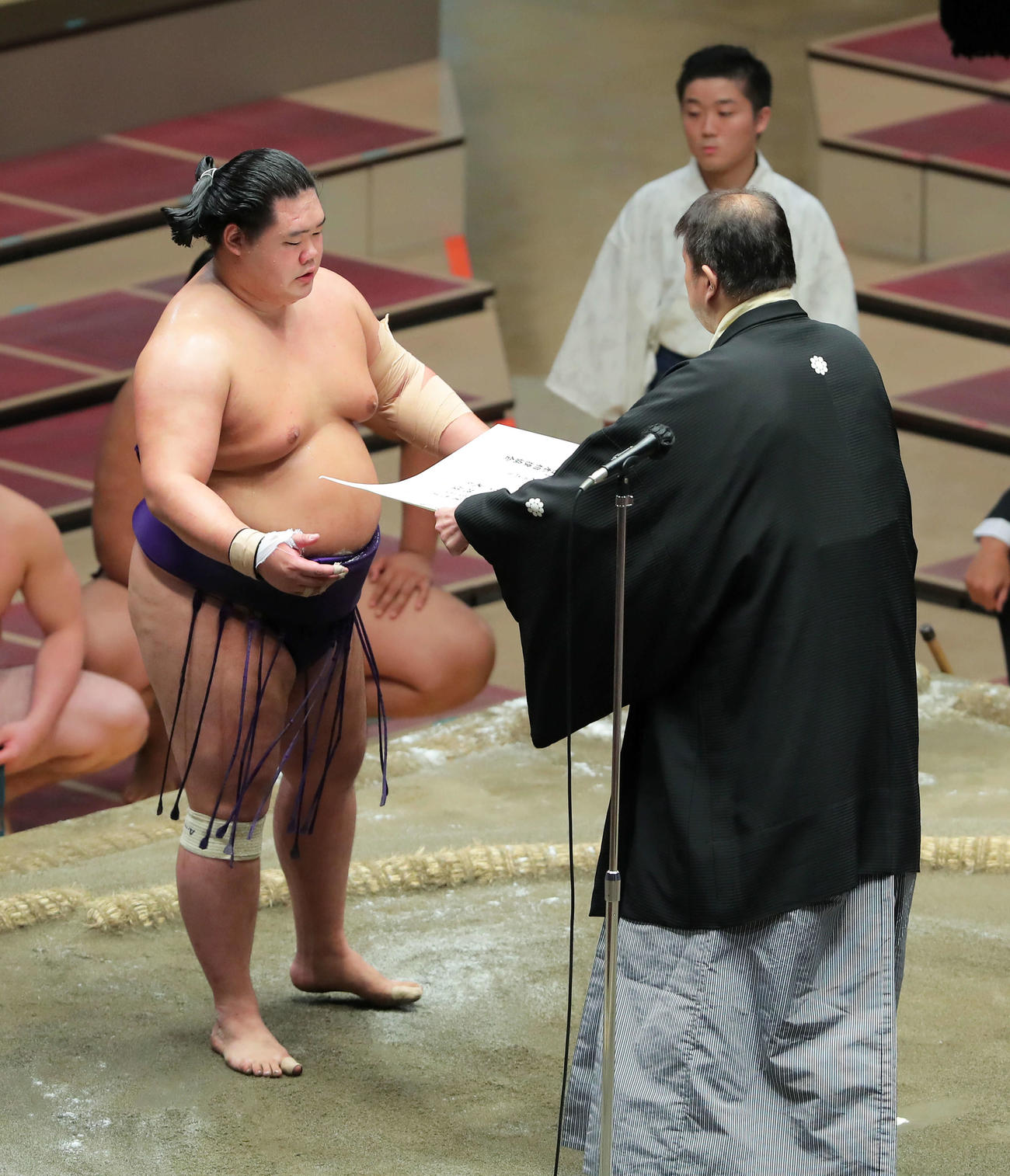 表彰を受ける十両優勝の明生（撮影・河田真司）