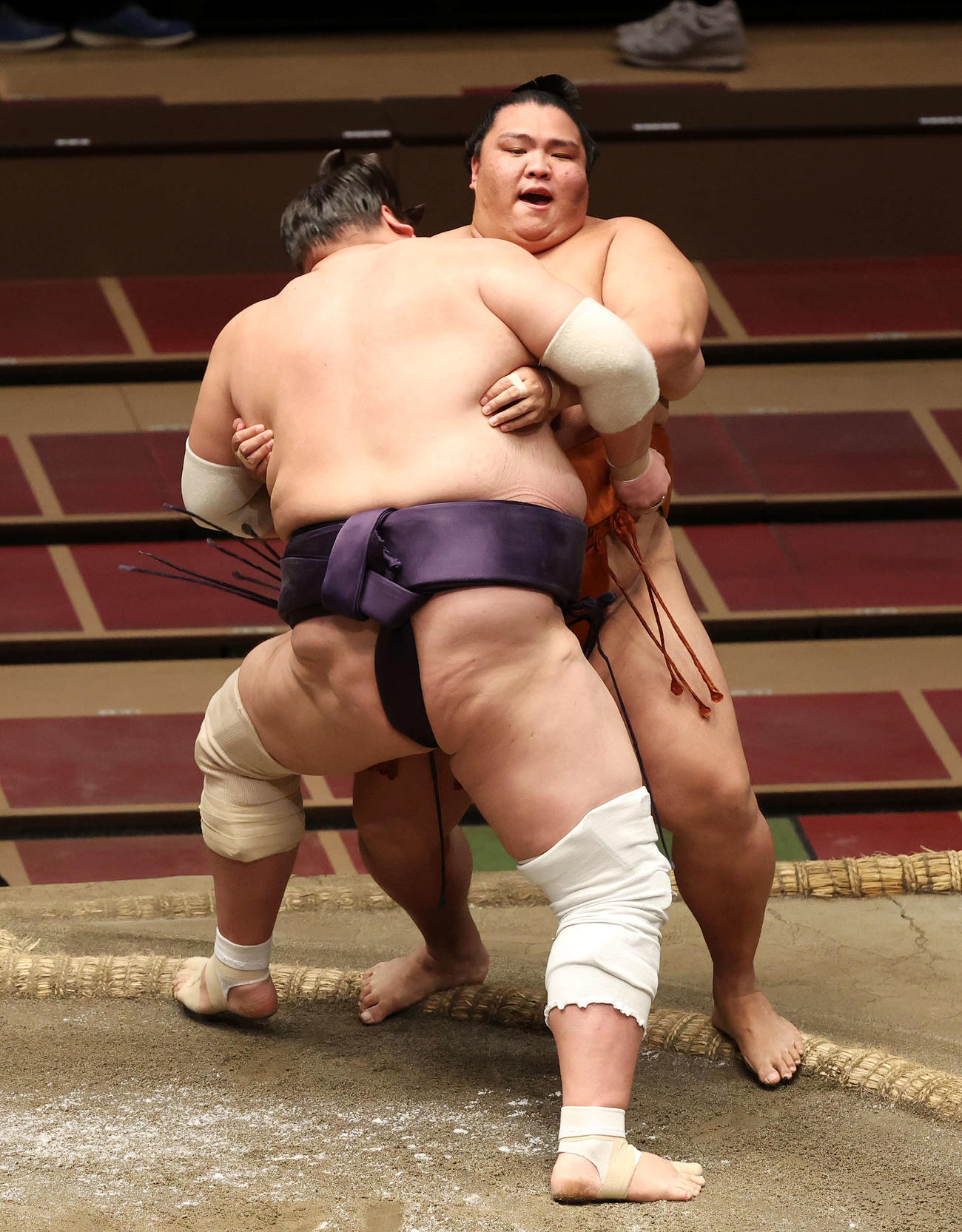 照ノ富士（左）に寄り切りで敗れる御嶽海（撮影・鈴木正人）