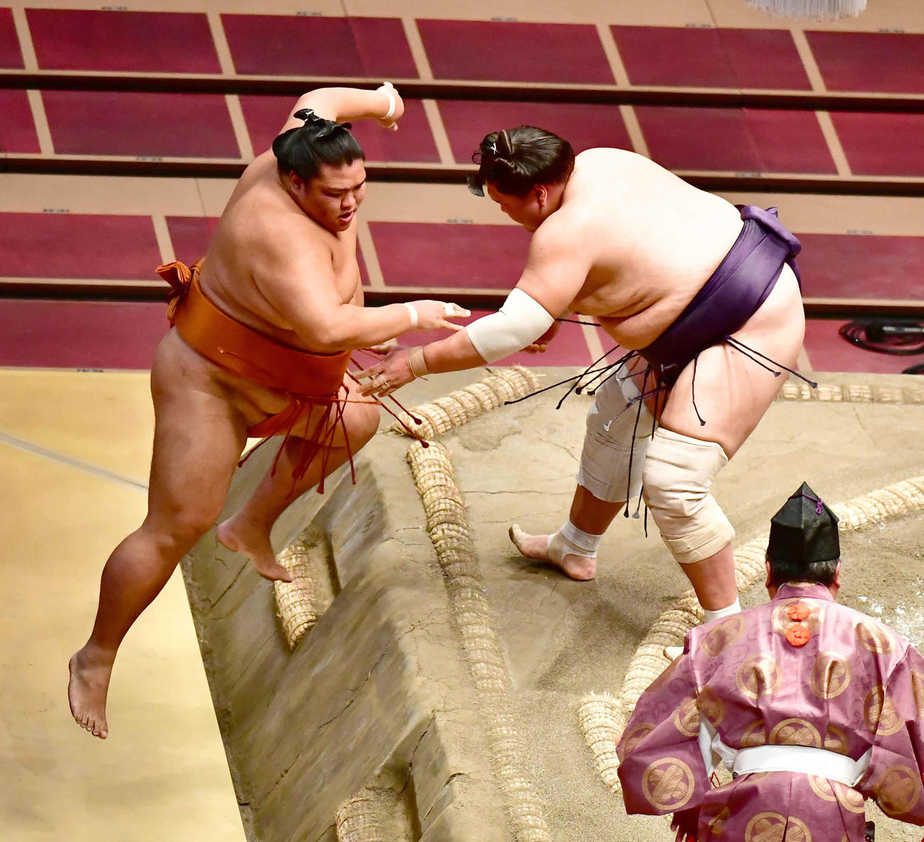 照ノ富士（右）は御嶽海を寄り切りで破り優勝を決める（撮影・小沢裕）