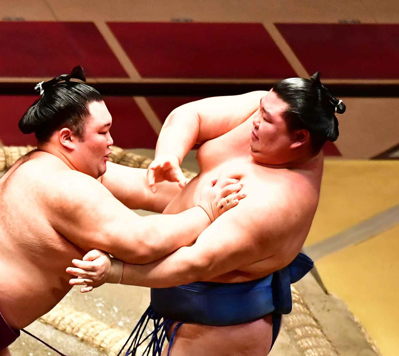 朝乃山（左）に押し出しで敗れた正代（撮影・小沢裕）