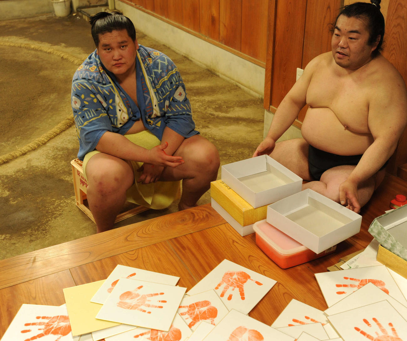 15年6月、照ノ富士（左）と付け人の駿馬
