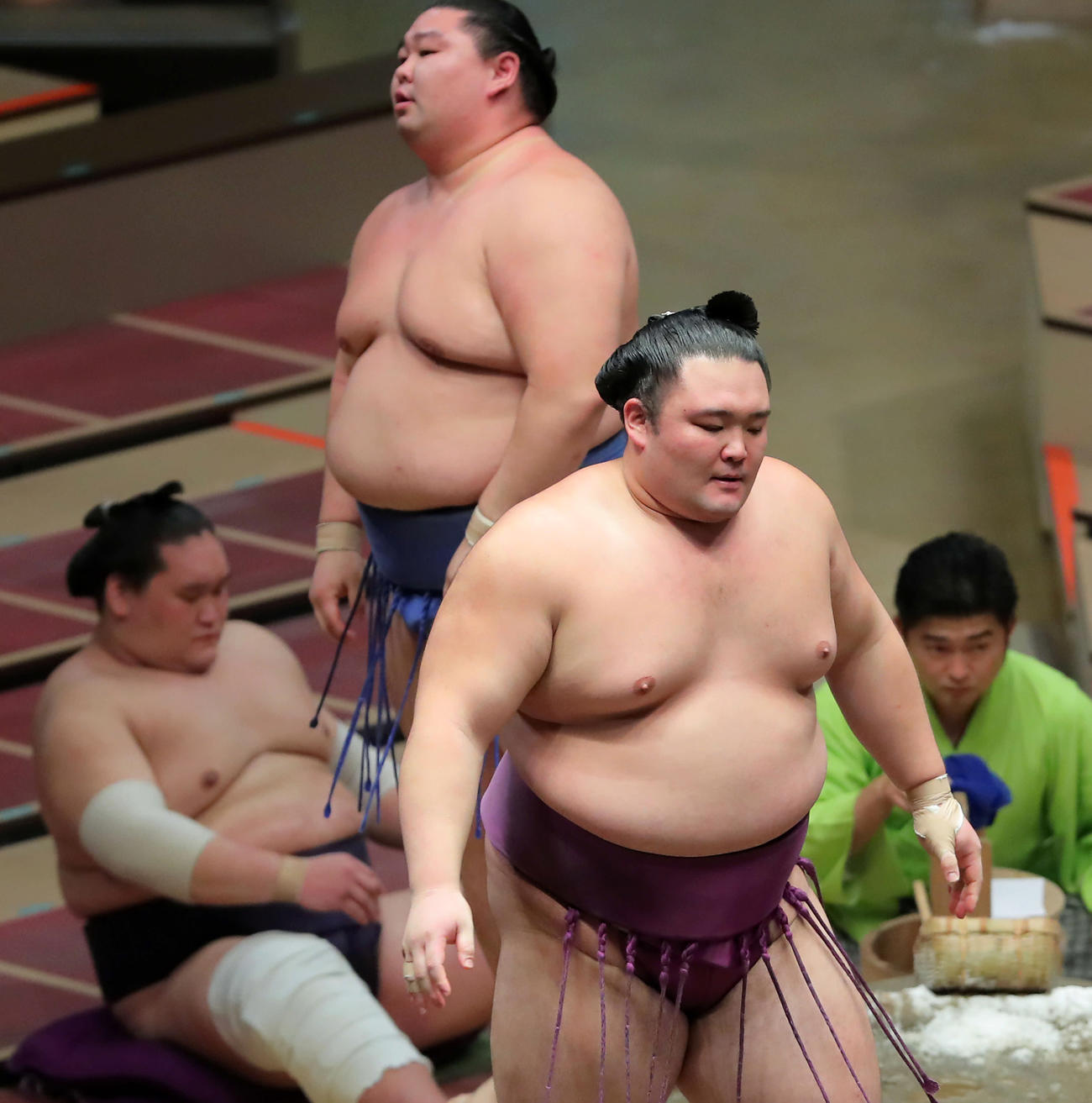 正代（奥）を押し出しで破る朝乃山。左は照ノ富士（撮影・河田真司）
