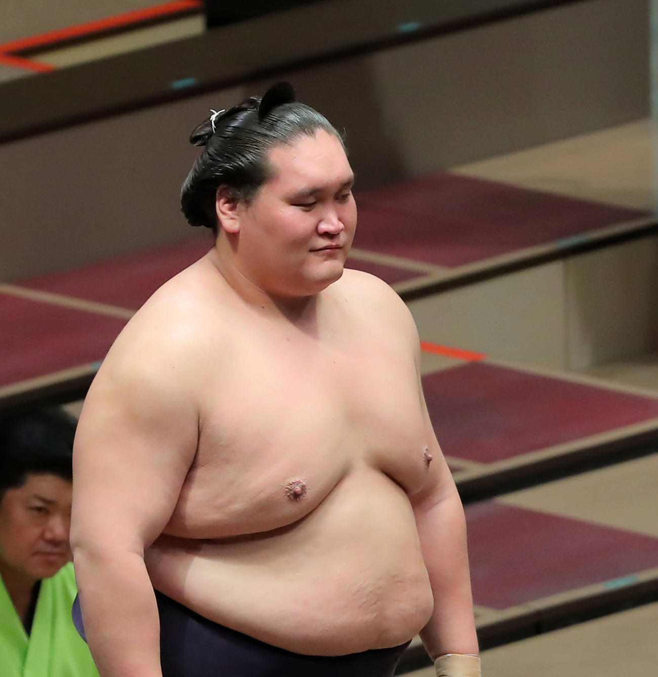 表彰式で少し笑みをこぼす照ノ富士（撮影・河田真司）　