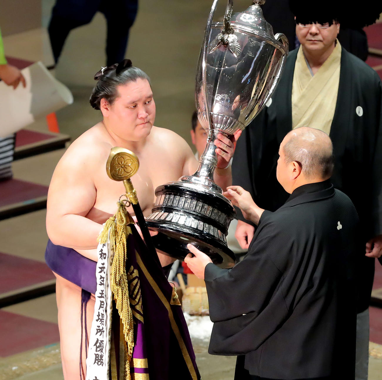 幕尻優勝を果たし、八角理事長（右）から賜杯を受け取る照ノ富士（撮影・河田真司）