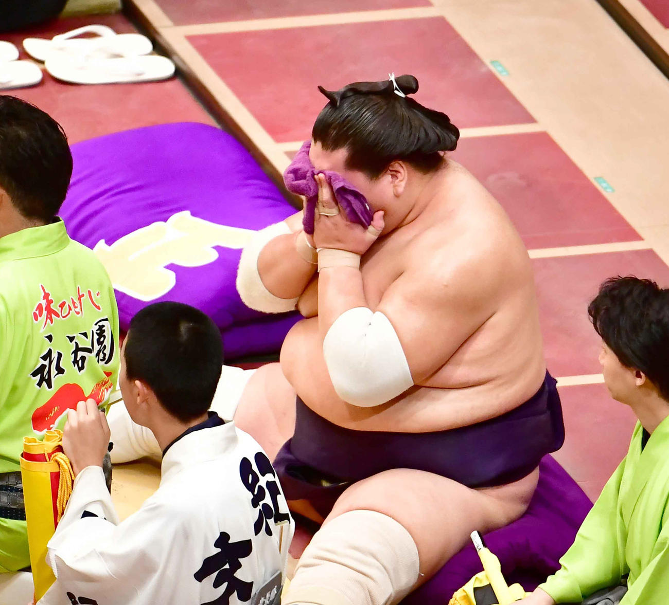 御嶽海を寄り切りで破り幕内優勝を決めた照ノ富士は控えに座りタオルで顔の汗をぬぐう（撮影・小沢裕）