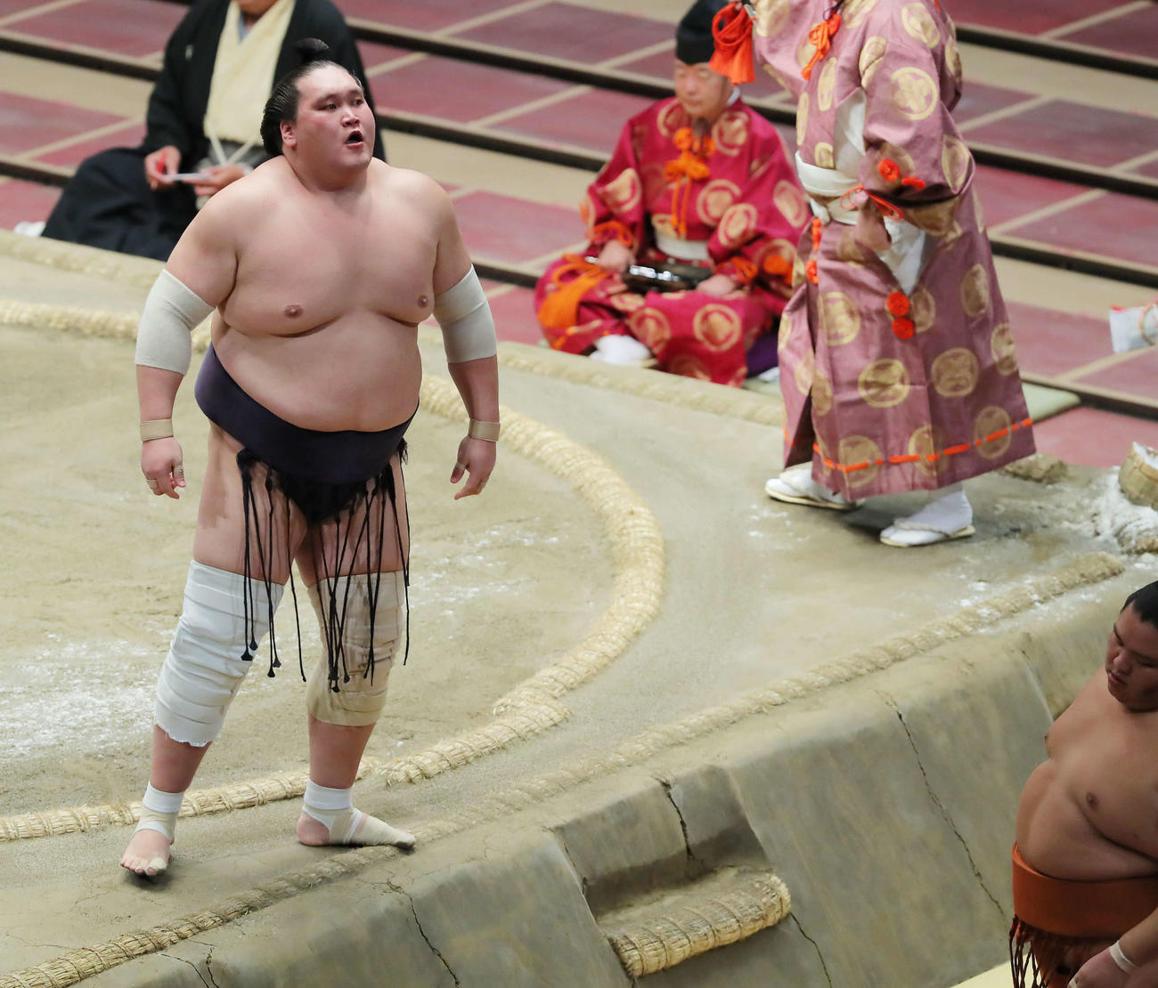 御嶽海（右）を寄り切りで破る照ノ富士（撮影・河田真司）