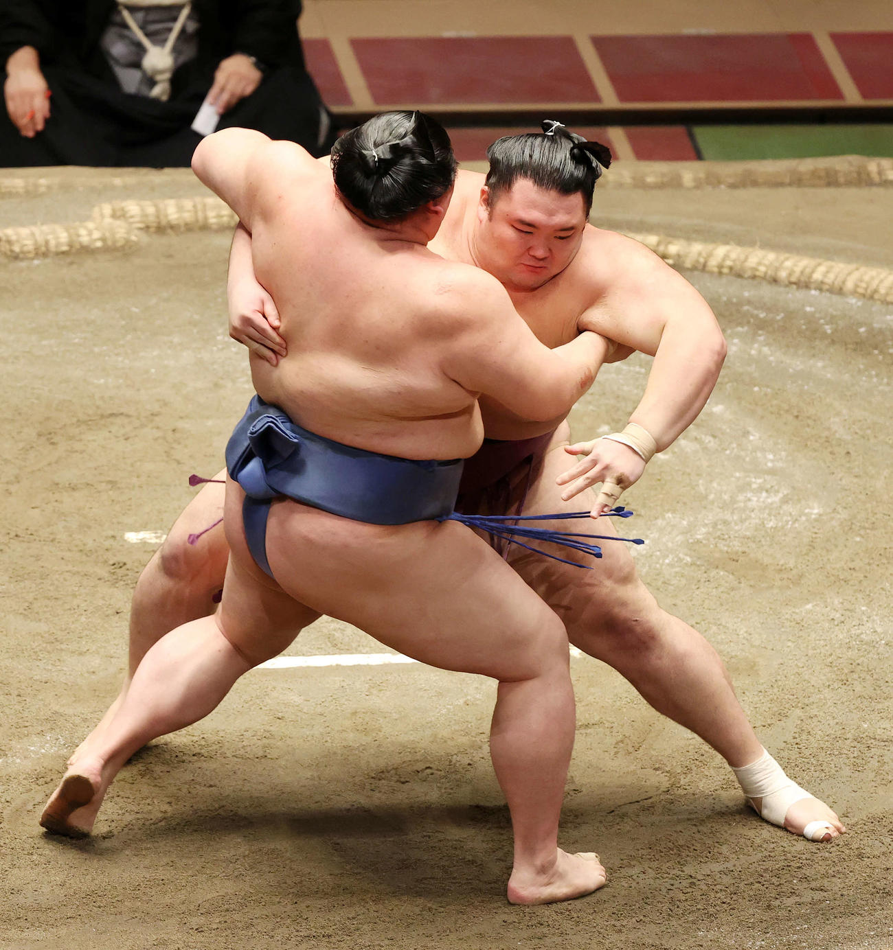 正代（左）を激しく攻める朝乃山（撮影・鈴木正人）