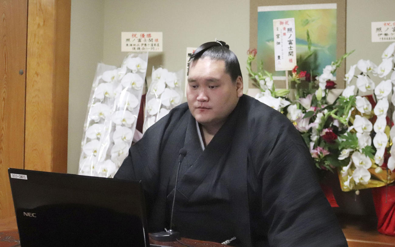 大相撲7月場所の優勝から一夜明け、オンラインで記者会見する照ノ富士＝3日、東京都江東区の伊勢ケ浜部屋（日本相撲協会提供）