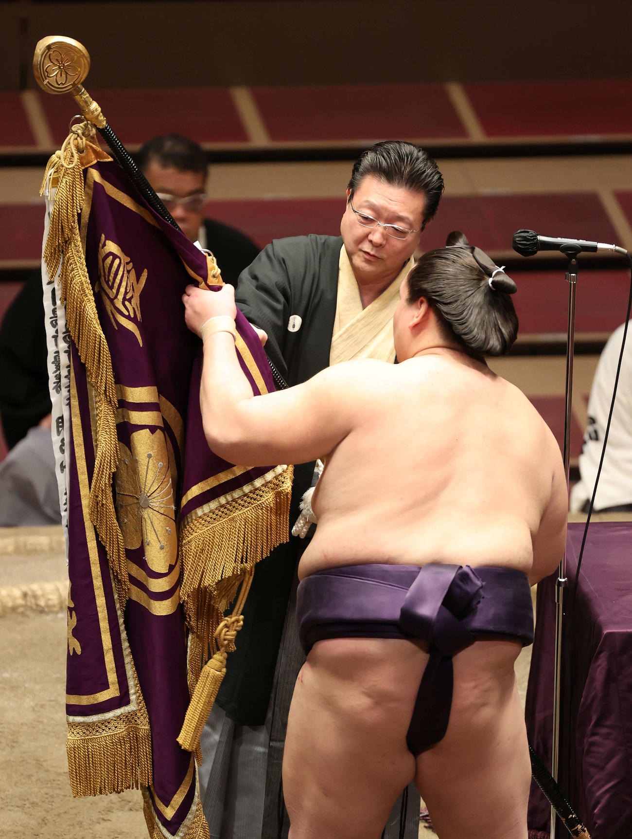 引退を引き留めた師匠の伊勢ケ浜親方から優勝旗を受けとる照ノ富士（2020年8月1日）
