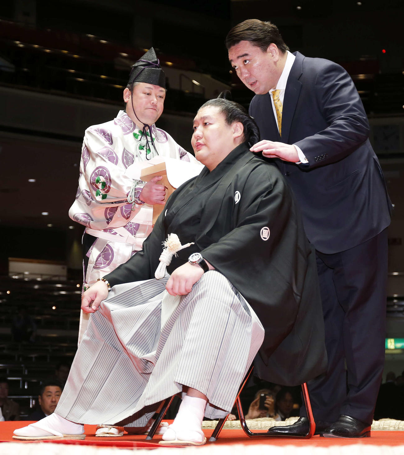 元貴ノ岩（中央）にはさみを入れ、あいさつを交わす元横綱日馬富士のダーワニャム・ビャンバドルジ氏（19年2月2日撮影）