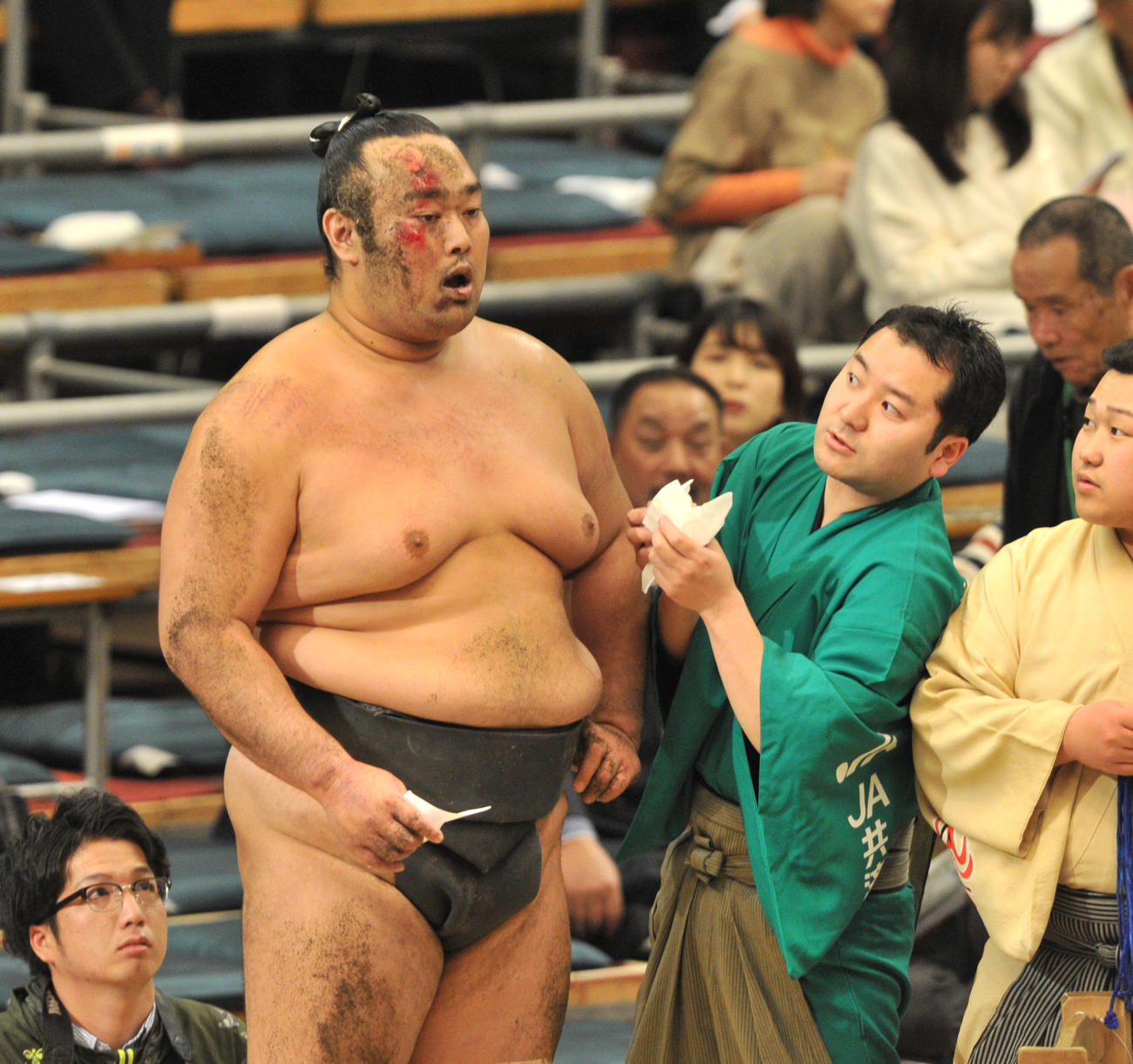 一山本との一戦で顔面を負傷した希善龍を心配そうに見つめる呼び出したち（18年3月13日）