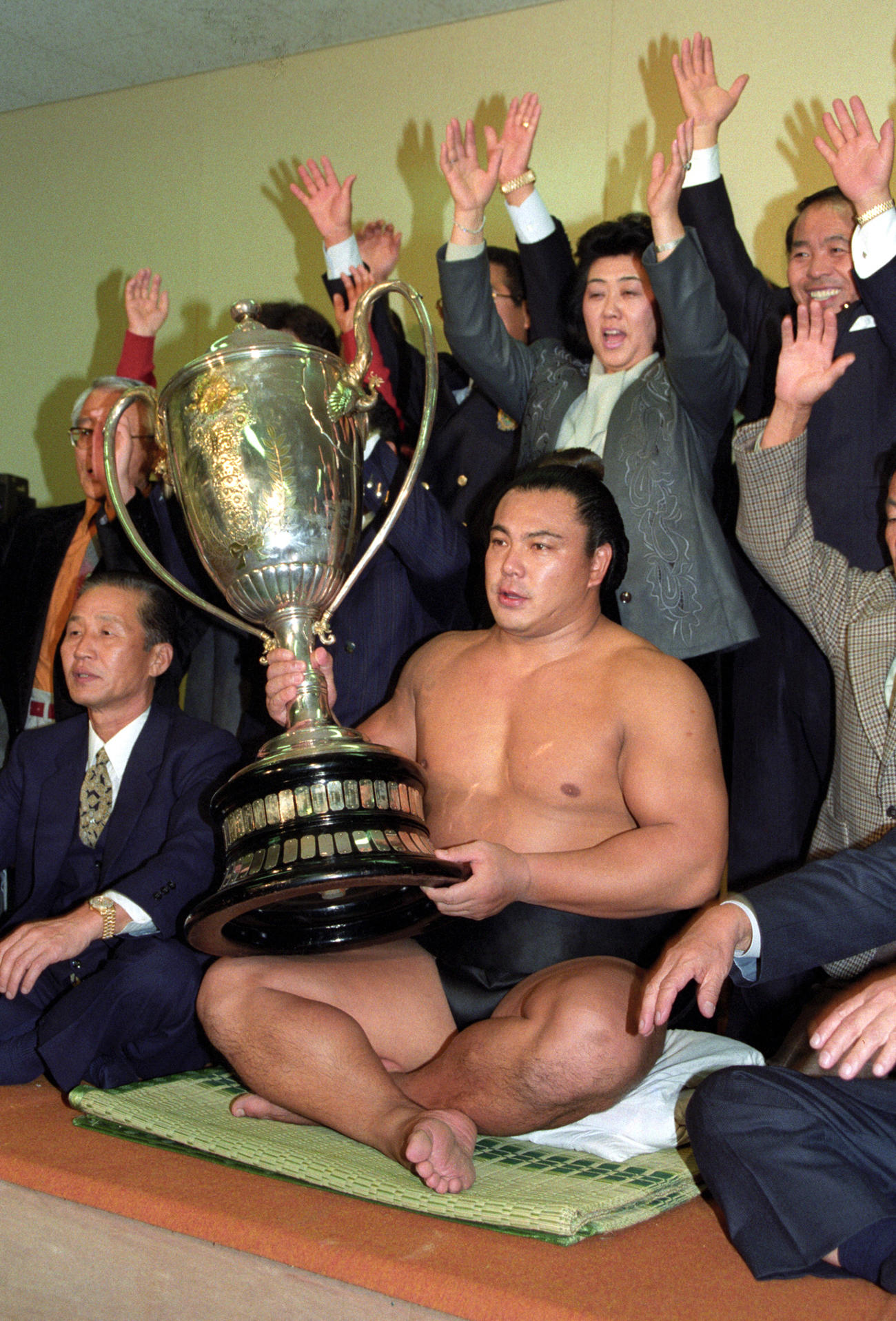 90年11月　31回目の優勝を果たし、賜杯を手にする千代の富士