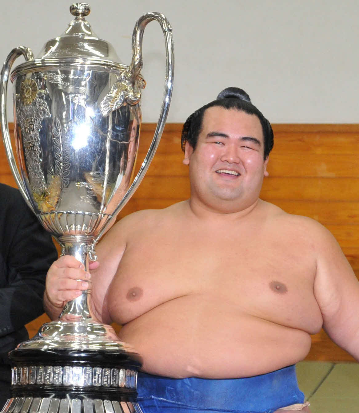 16年初場所で日本出身力士として10年ぶりの優勝を決めた琴奨菊