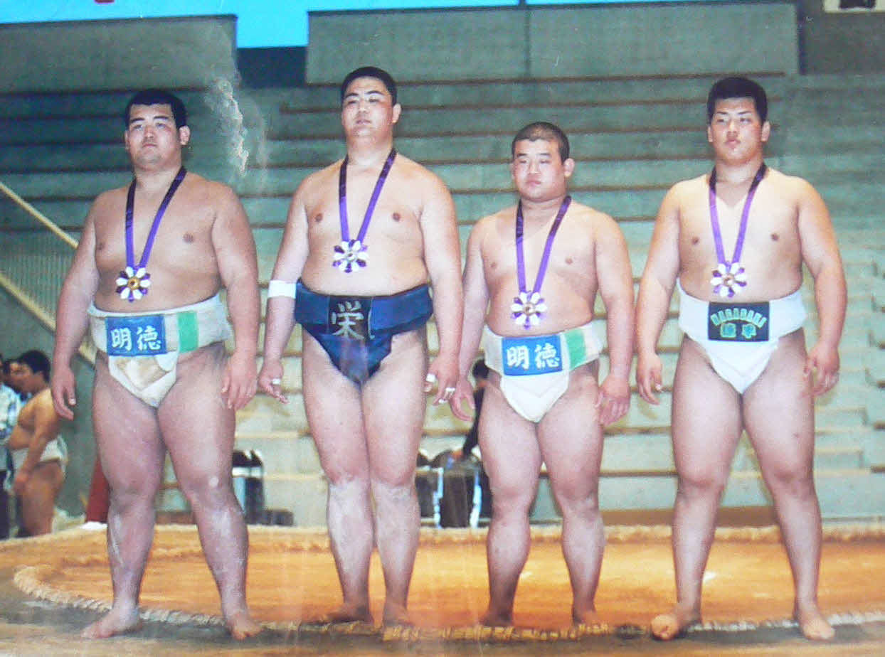明徳義塾高2年の時、全国高校相撲新人戦で日本一になった琴奨菊（左）