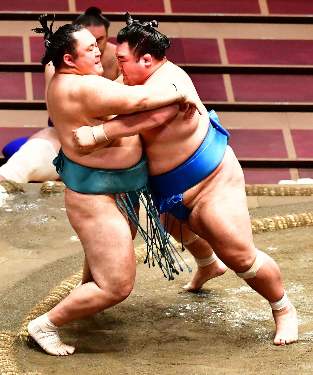 7月場所9日目に歴代単独6位の715勝目を挙げた琴奨菊（右）