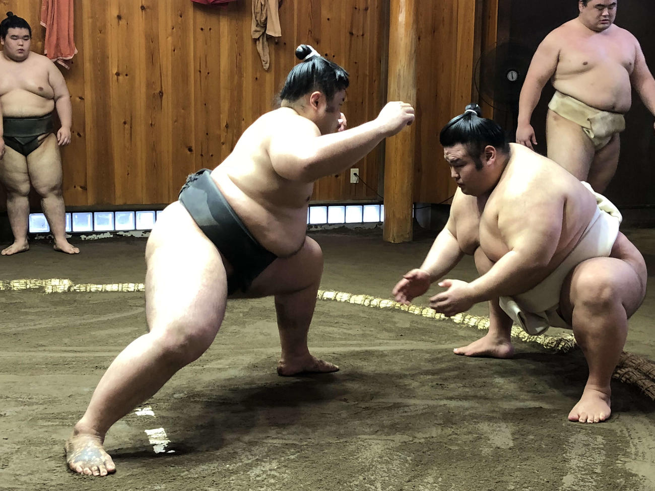 東京都台東区の千賀ノ浦部屋で踏み込みの確認をする貴景勝（右）