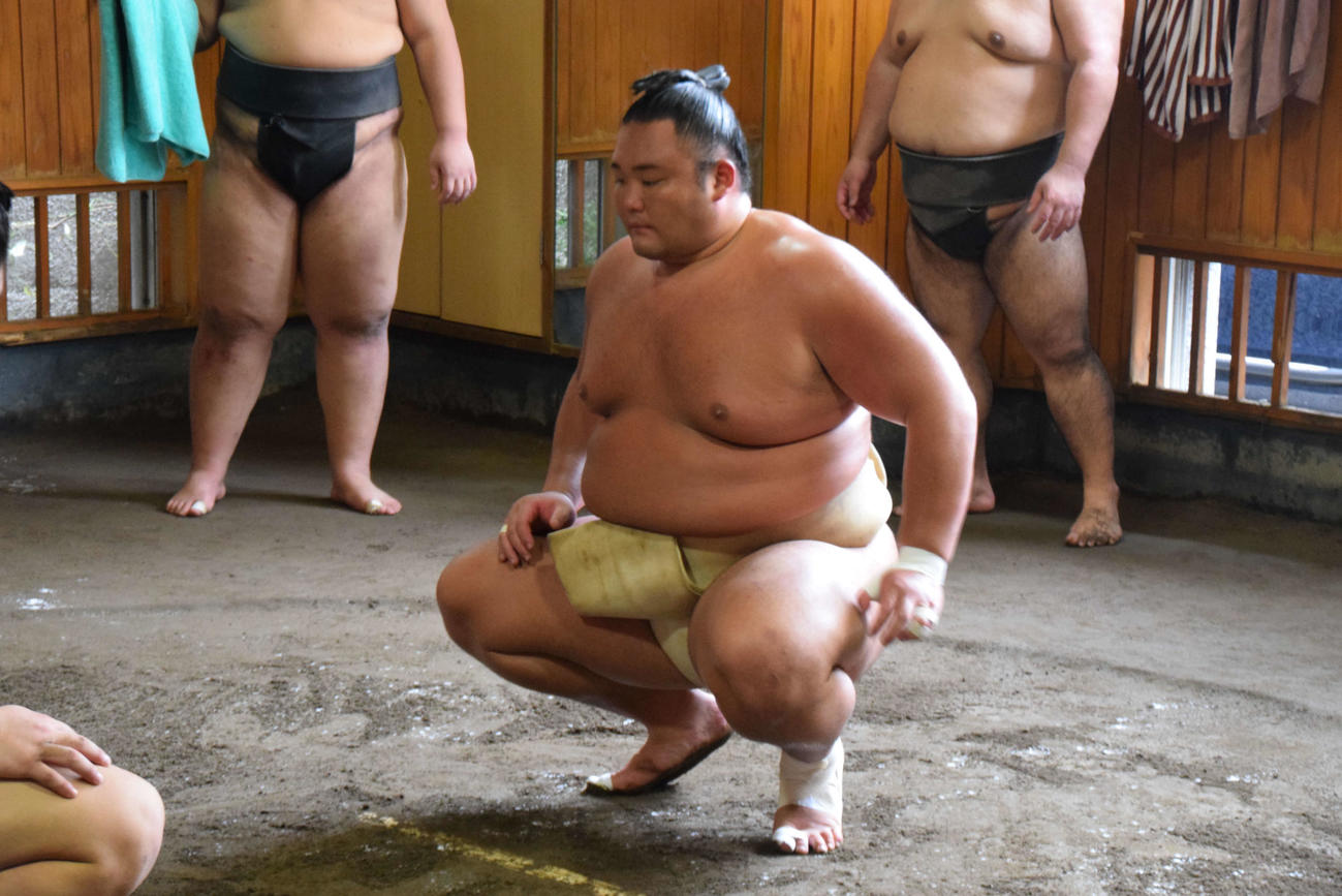若い衆を相手に稽古する朝乃山