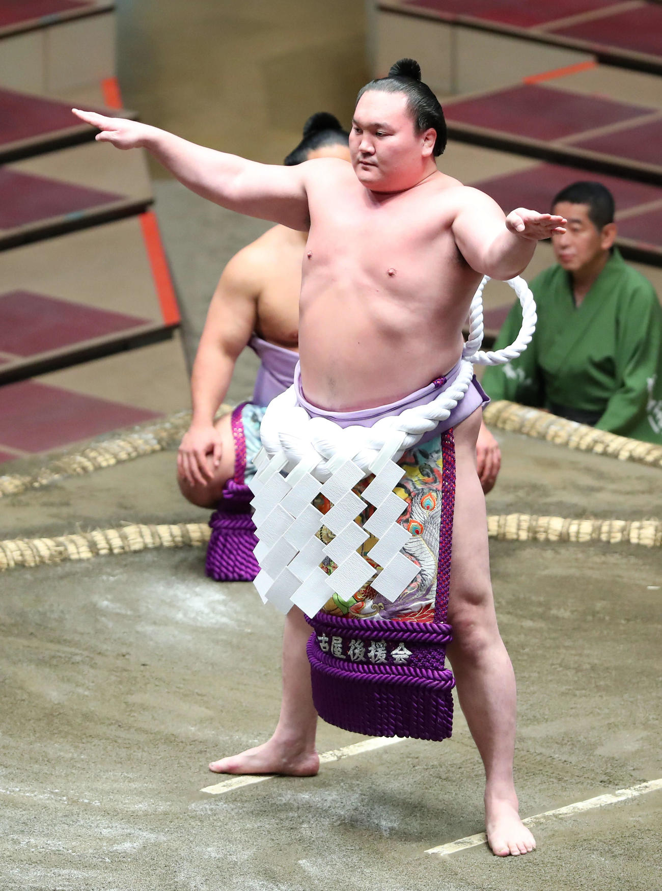 大相撲7月場所2日目の横綱土俵入りに臨む白鵬（2020年7月20日撮影）