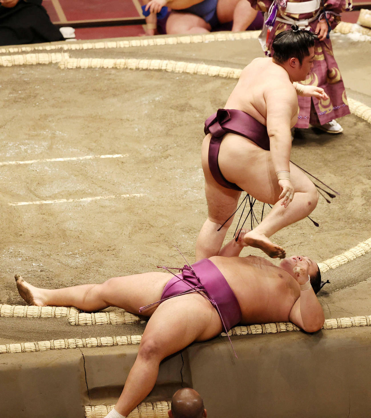 遠藤（上）にすくい投げで敗れた朝乃山（撮影・鈴木正人）