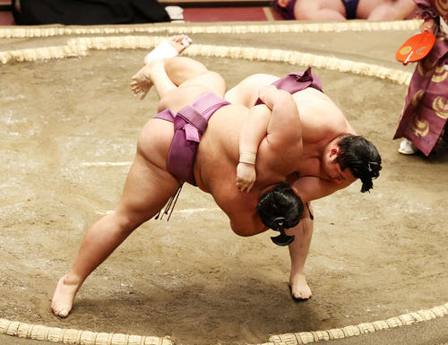 朝乃山（左）をすくい投げで破る遠藤（撮影・鈴木正人）