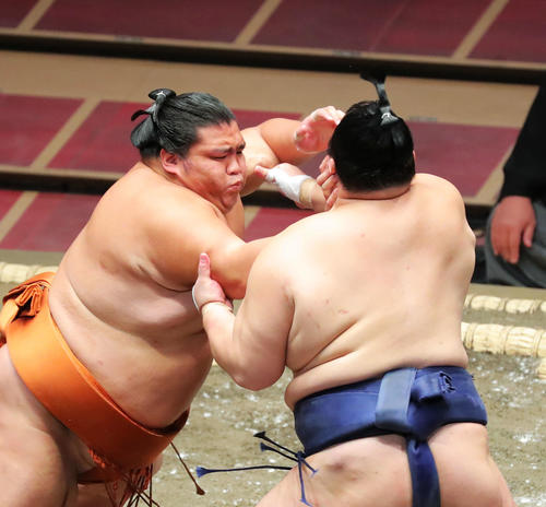 北勝富士（右）を攻める御嶽海（撮影・河田真司）