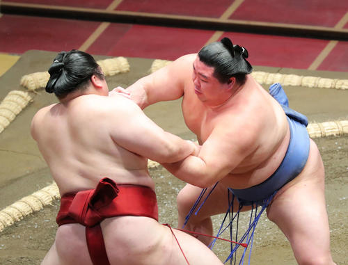 隆の勝（左）を攻める正代（撮影・河田真司）