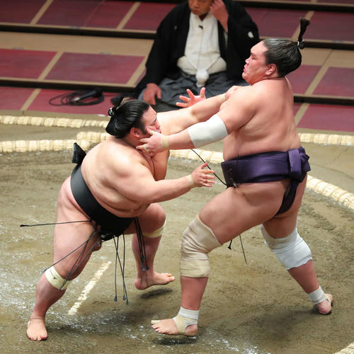 照ノ富士（右）を攻める貴景勝（撮影・河田真司）