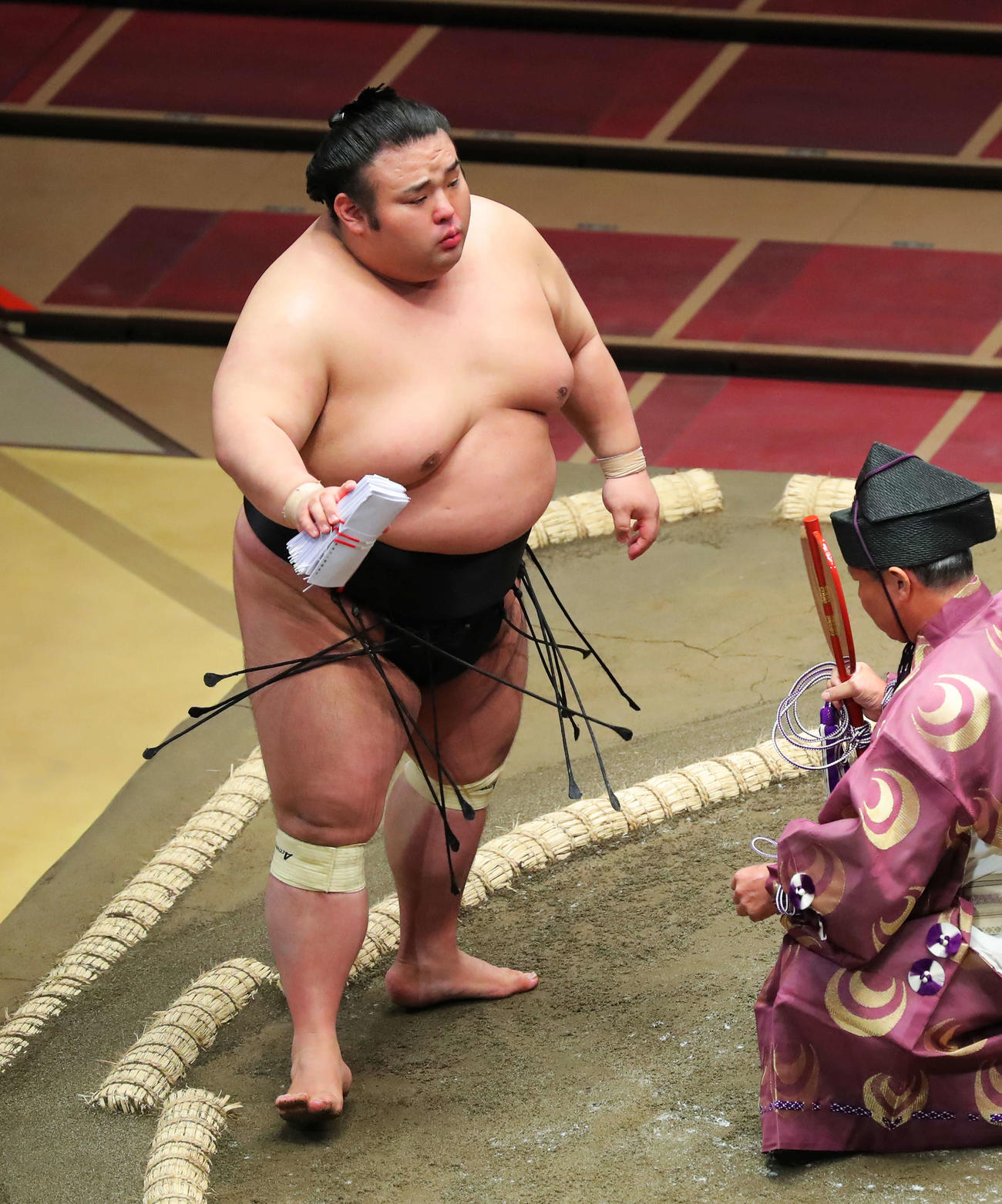 照ノ富士を破り、懸賞金の束を手に土俵から引き揚げる貴景勝（撮影・河田真司）　　