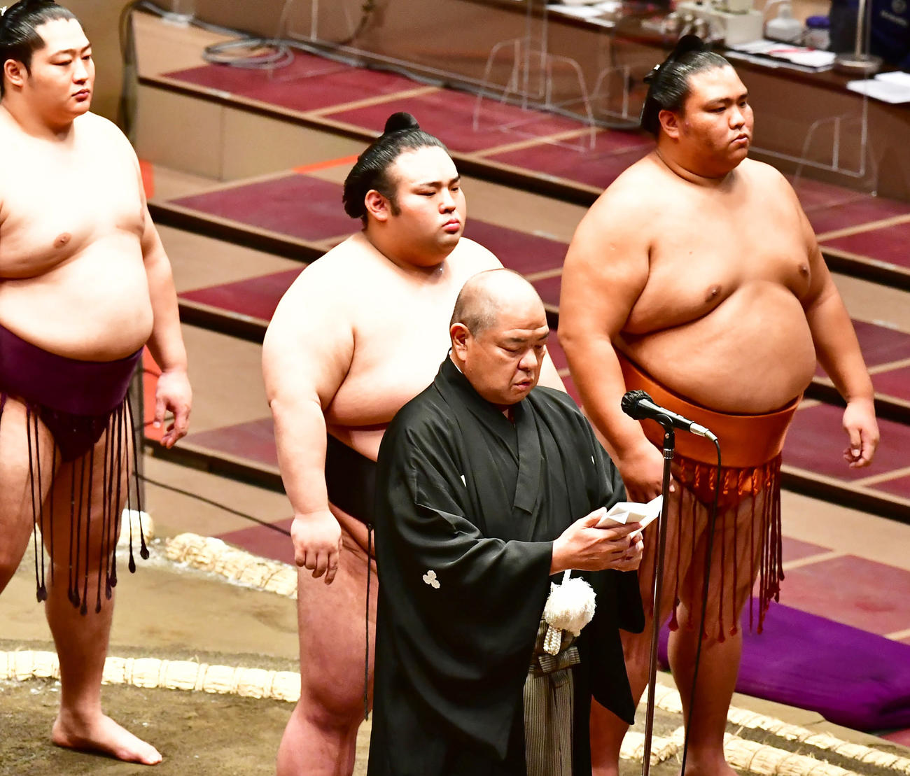 協会あいさつに臨む八角理事長（撮影・小沢裕）