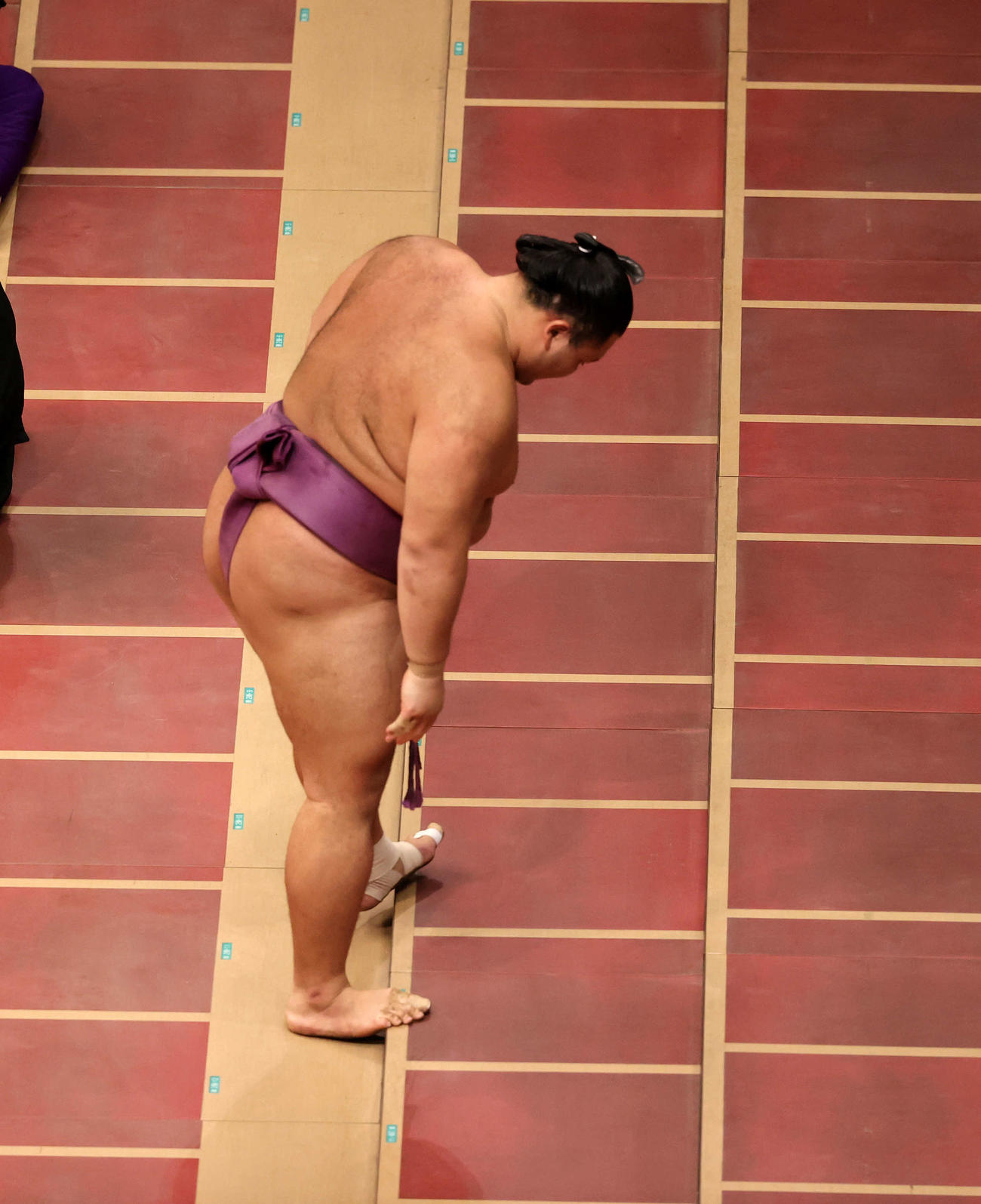 隆の勝に寄り切りで敗れ悔しそうな表情を見せる朝乃山（撮影・鈴木正人）