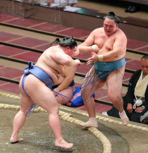 玉鷲（右）を押し出しで破る正代（撮影・河田真司）