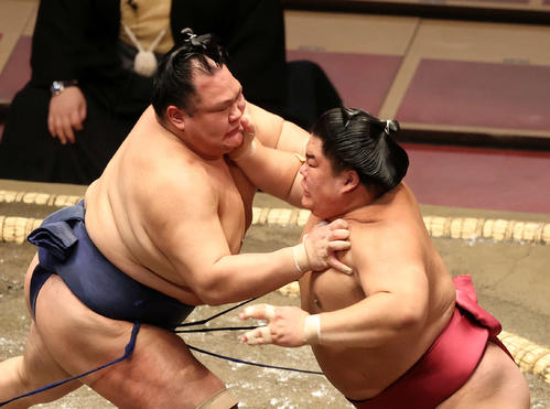 北勝富士（左）と激しく攻め合う大栄翔（撮影・鈴木正人）
