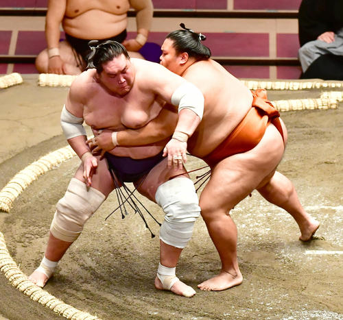 御嶽海（右）は送り出しで照ノ富士を破る（撮影・小沢裕）