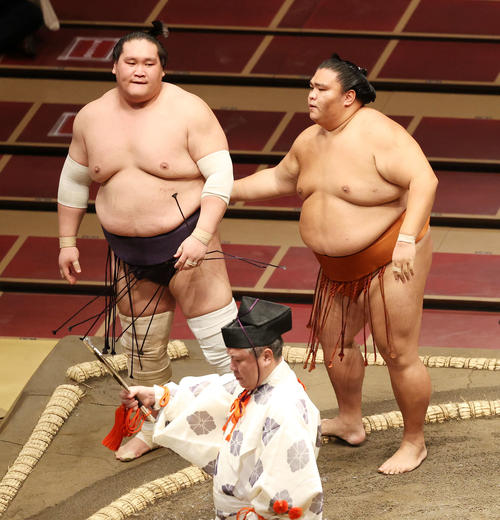照ノ富士（左）を送り出しで破った御嶽海（撮影・鈴木正人）