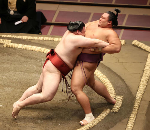 隆の勝（左）に寄り切りで敗れる朝乃山（撮影・鈴木正人）