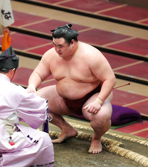 朝乃山を寄り切りで破り、懸賞金の束を手にする隆の勝（撮影・河田真司）
