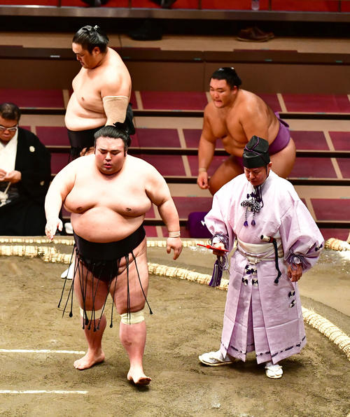 貴景勝（手前左）は押し出しで隠岐の海を破る。右奥は初日から2連敗を喫した朝乃山（撮影・小沢裕）