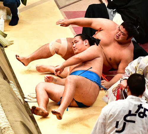 豊昇龍（手前左）は志摩ノ海に寄り倒しで敗れる（撮影・小沢裕）