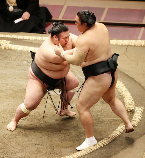 隠岐の海（右）を押し出しで破る貴景勝（撮影・鈴木正人）