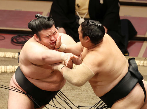 隠岐の海（右）の攻めを耐える貴景勝（撮影・鈴木正人）
